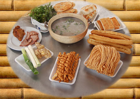 莒南锅饼,沂水丰糕,郯城挎包火烧等都是沂蒙独有的地方小吃;能登